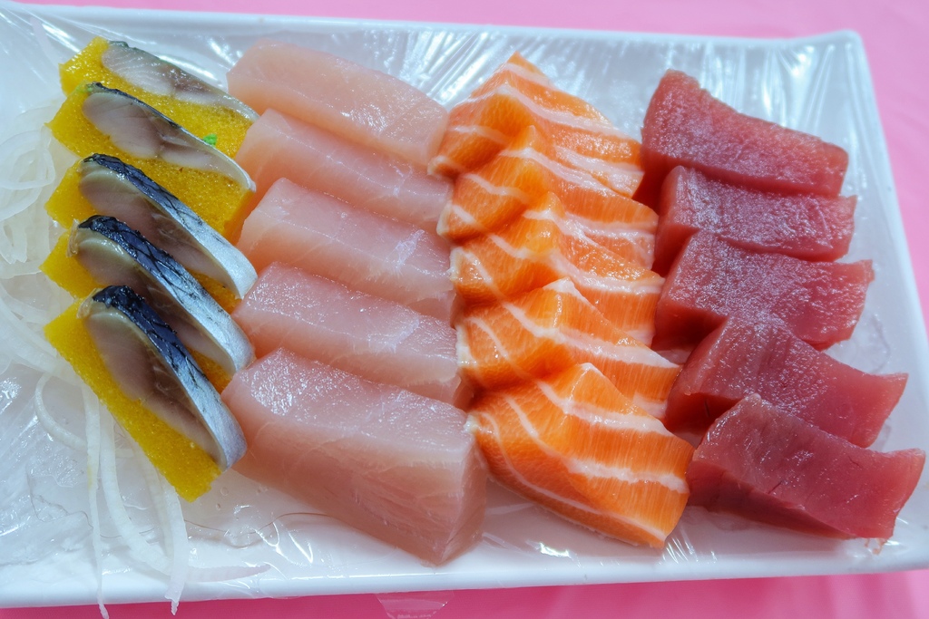 【阿興生魚片】必吃屏東百元超厚生魚片，老饕必點隱藏版龍蝦麵! @混血珊莎的奇幻旅程