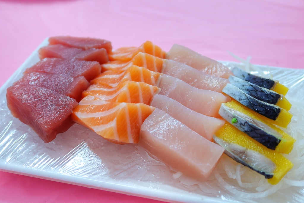 【阿興生魚片】必吃屏東百元超厚生魚片，老饕必點隱藏版龍蝦麵! @混血珊莎的奇幻旅程