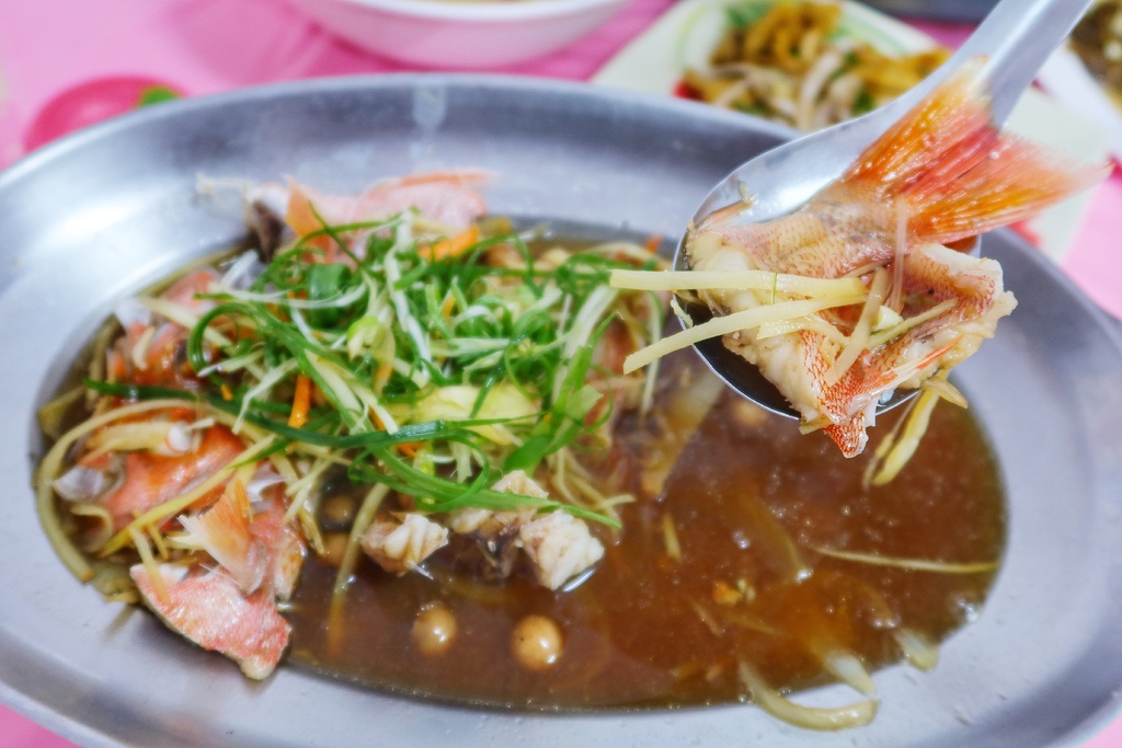 【阿興生魚片】必吃屏東百元超厚生魚片，老饕必點隱藏版龍蝦麵! @混血珊莎的奇幻旅程