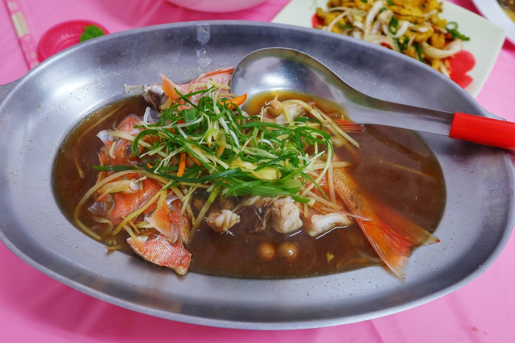 【阿興生魚片】必吃屏東百元超厚生魚片，老饕必點隱藏版龍蝦麵! @混血珊莎的奇幻旅程