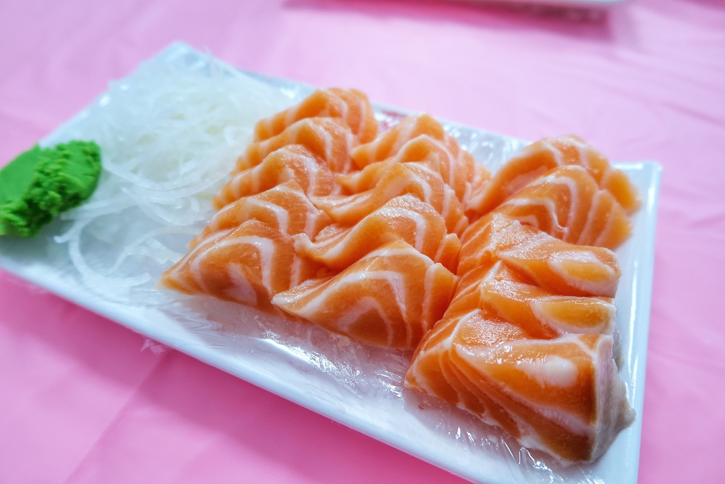 【阿興生魚片】必吃屏東百元超厚生魚片，老饕必點隱藏版龍蝦麵! @混血珊莎的奇幻旅程