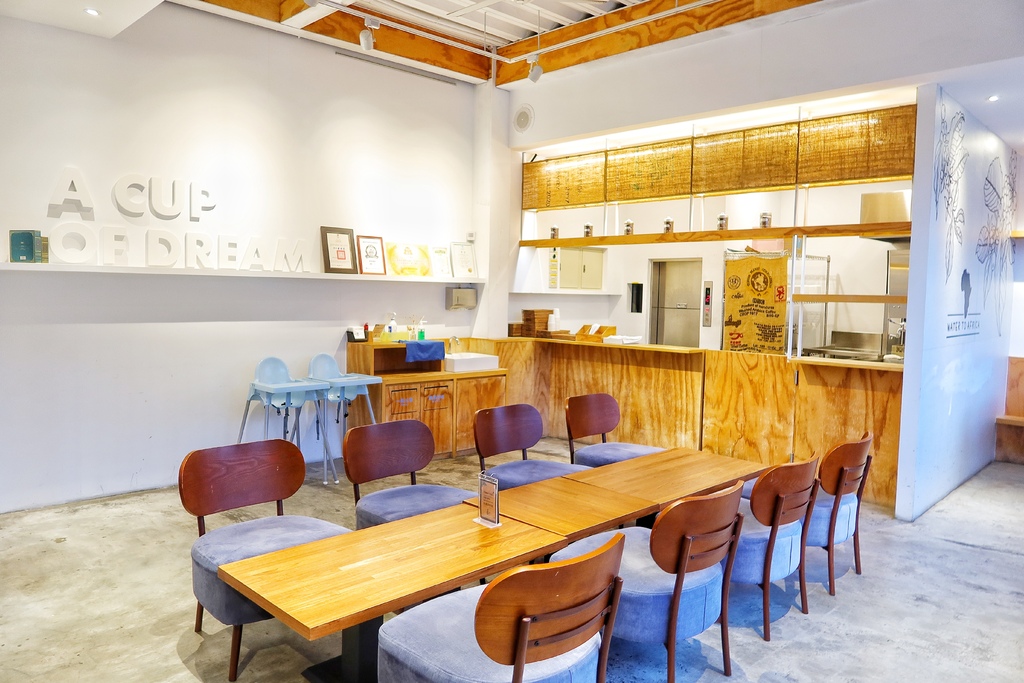 【海安路美食】成真咖啡台南正興店，必吃舒芙蕾厚鬆餅，台南店限定創意咖啡! @混血珊莎的奇幻旅程