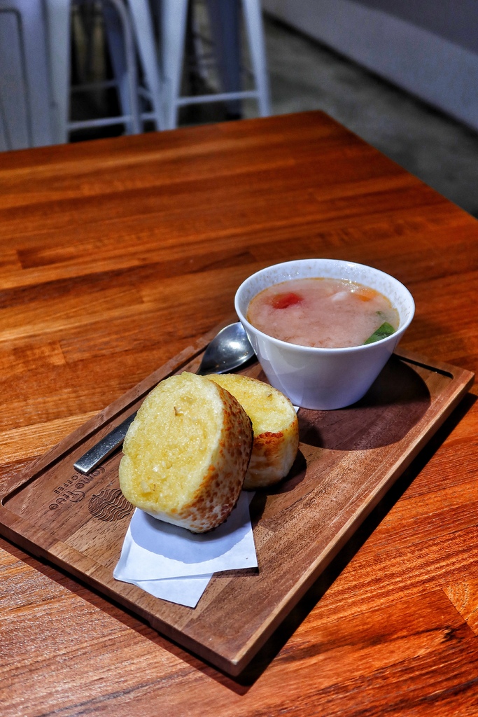 【海安路美食】成真咖啡台南正興店，必吃舒芙蕾厚鬆餅，台南店限定創意咖啡! @混血珊莎的奇幻旅程