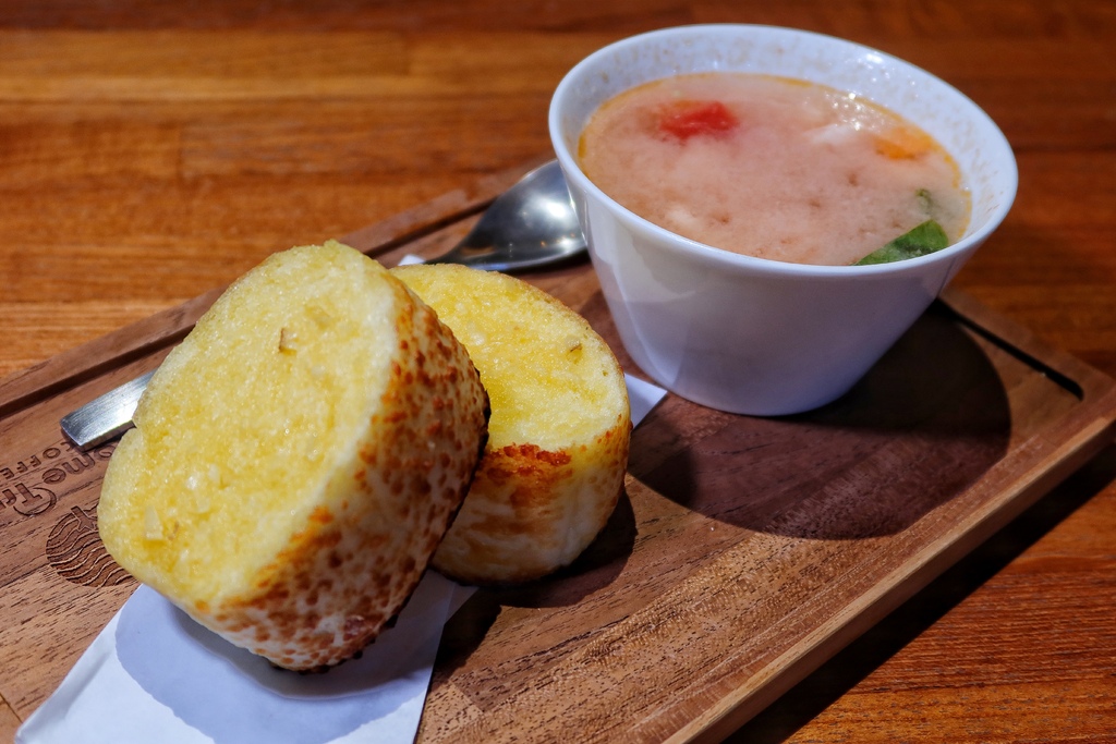 【海安路美食】成真咖啡台南正興店，必吃舒芙蕾厚鬆餅，台南店限定創意咖啡! @混血珊莎的奇幻旅程