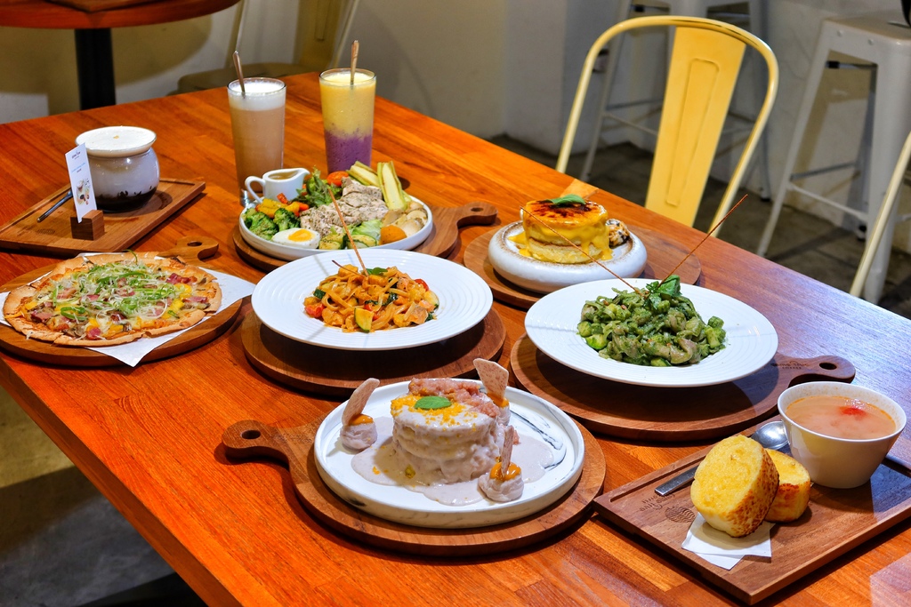 【海安路美食】成真咖啡台南正興店，必吃舒芙蕾厚鬆餅，台南店限定創意咖啡! @混血珊莎的奇幻旅程