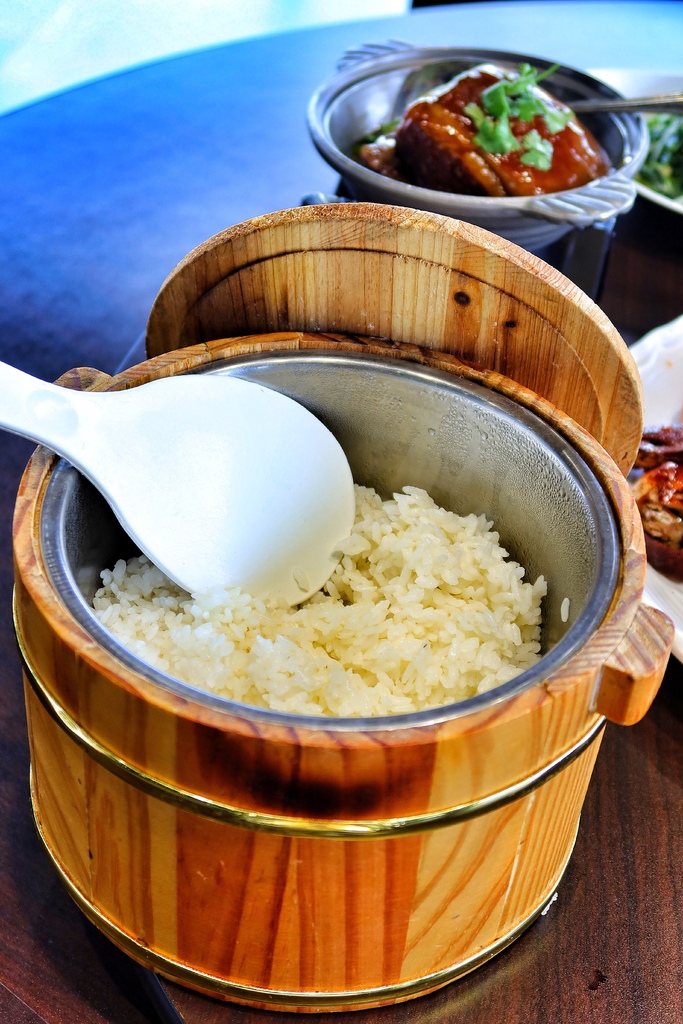 【竹山美食】饗富滬川台菜窯烤雞，現點現烤皮脆肉多汁，竹山甕仔雞推薦! @混血珊莎的奇幻旅程