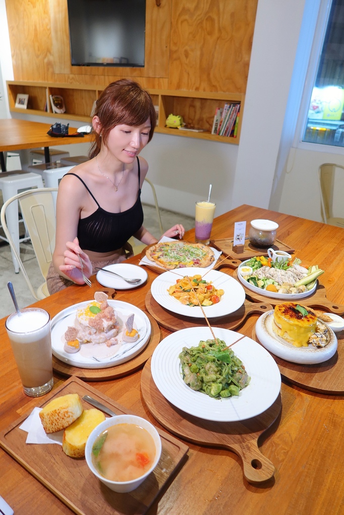 【海安路美食】成真咖啡台南正興店，必吃舒芙蕾厚鬆餅，台南店限定創意咖啡! @混血珊莎的奇幻旅程