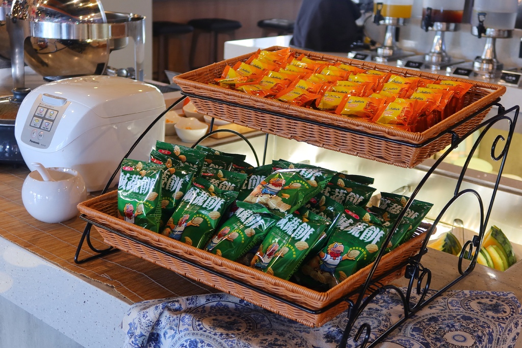 【高雄鈞怡大飯店】高雄愛河住宿，100坪兒童遊戲室，親子家庭盡情暢玩! @混血珊莎的奇幻旅程