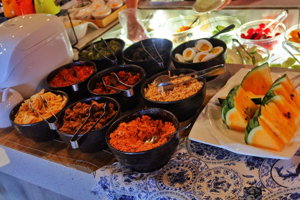 【高雄鈞怡大飯店】高雄愛河住宿，100坪兒童遊戲室，親子家庭盡情暢玩! @混血珊莎的奇幻旅程