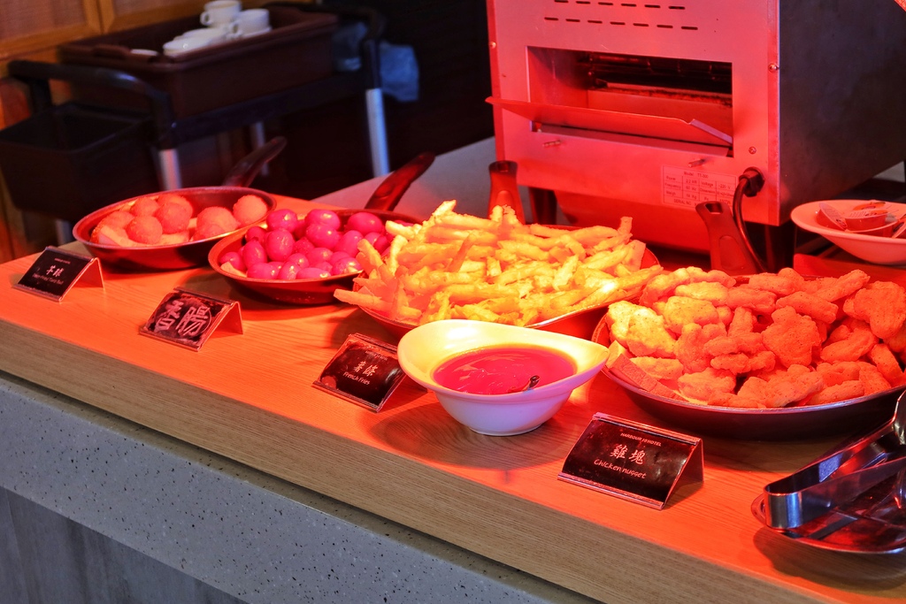 【高雄鈞怡大飯店】高雄愛河住宿，100坪兒童遊戲室，親子家庭盡情暢玩! @混血珊莎的奇幻旅程