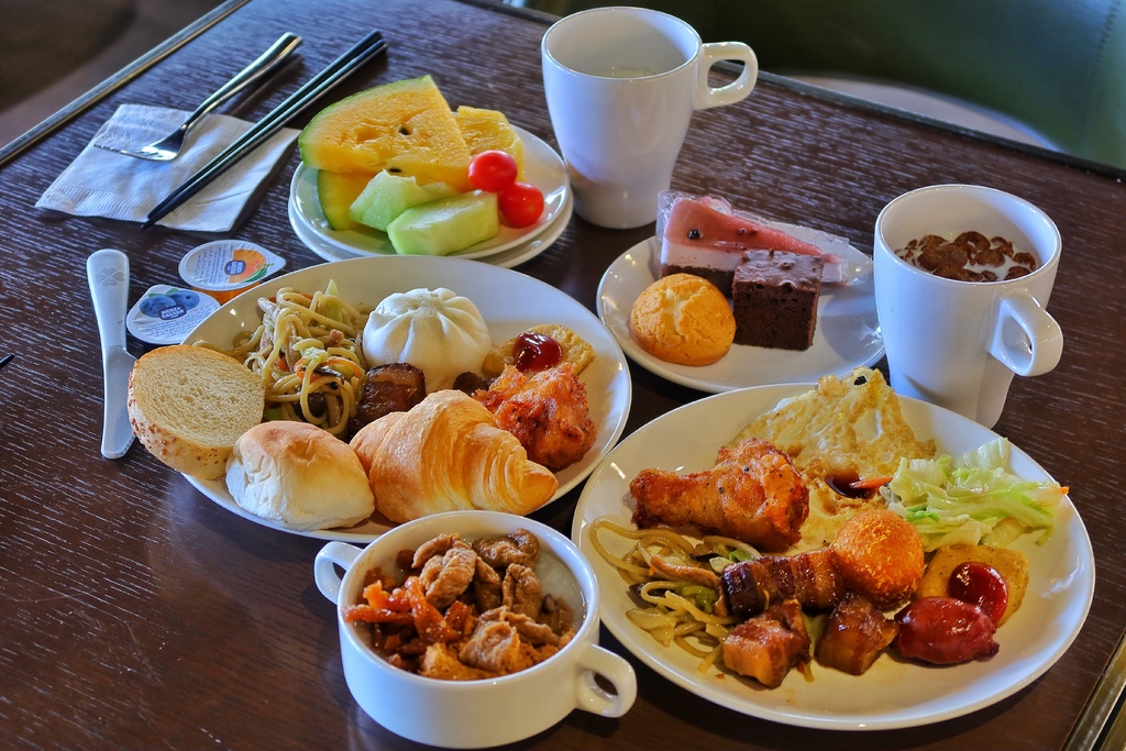 【高雄鈞怡大飯店】高雄愛河住宿，100坪兒童遊戲室，親子家庭盡情暢玩! @混血珊莎的奇幻旅程