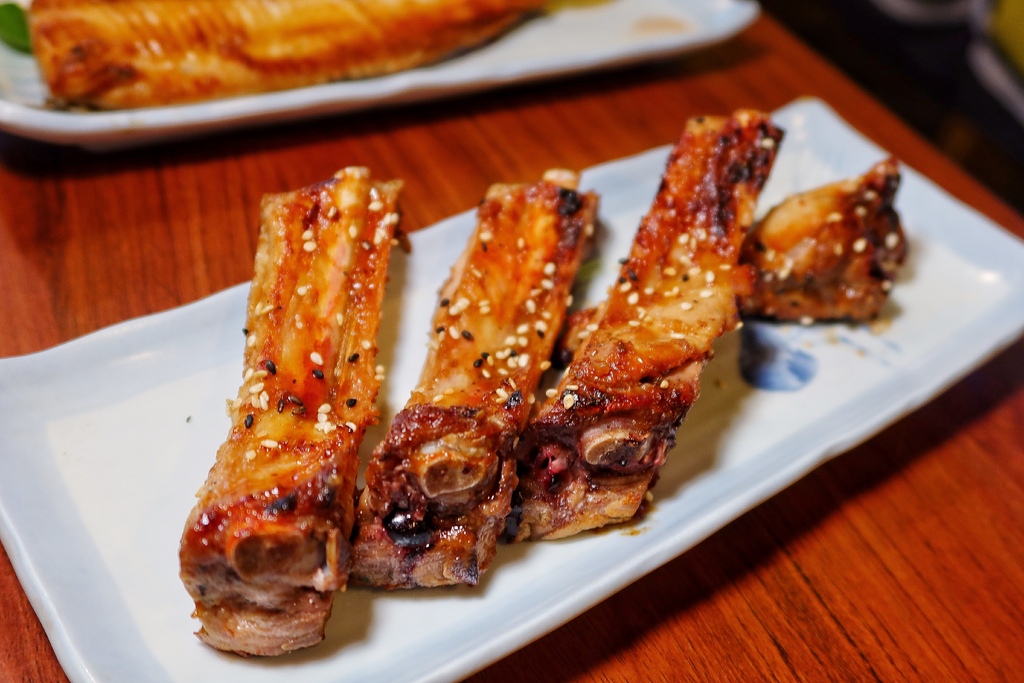 【南京三民美食】慶祝日式串燒居酒屋，必吃美味一夜干，鹽烤大草蝦鮮甜又Q彈 @混血珊莎的奇幻旅程