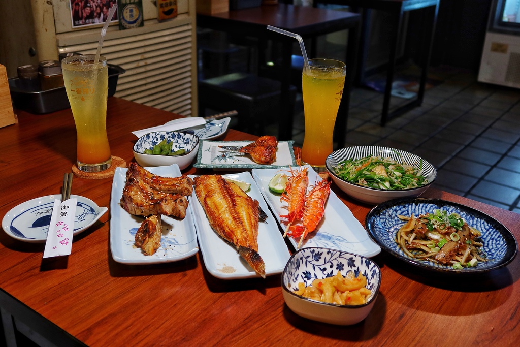 【南京三民美食】慶祝日式串燒居酒屋，必吃美味一夜干，鹽烤大草蝦鮮甜又Q彈 @混血珊莎的奇幻旅程