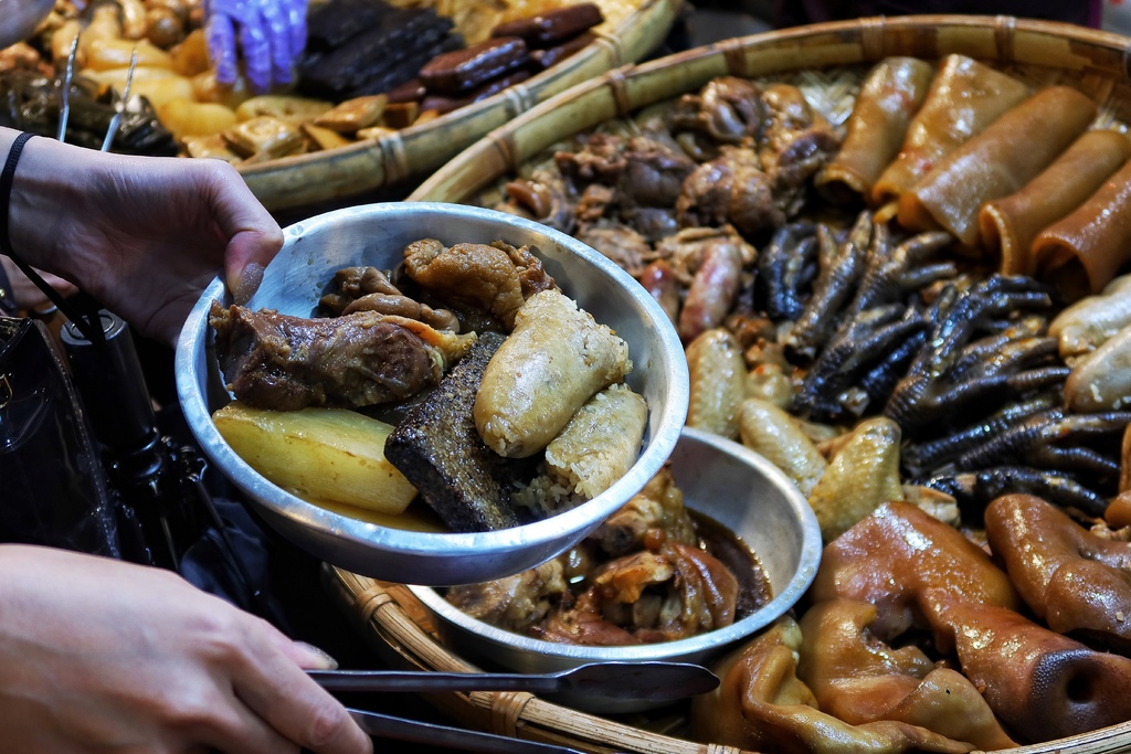 【林口好吃滷味】嘉鹿米滷味，隱身在黃昏市場的林口平價美食，多達30種滷味夾到手軟! @混血珊莎的奇幻旅程