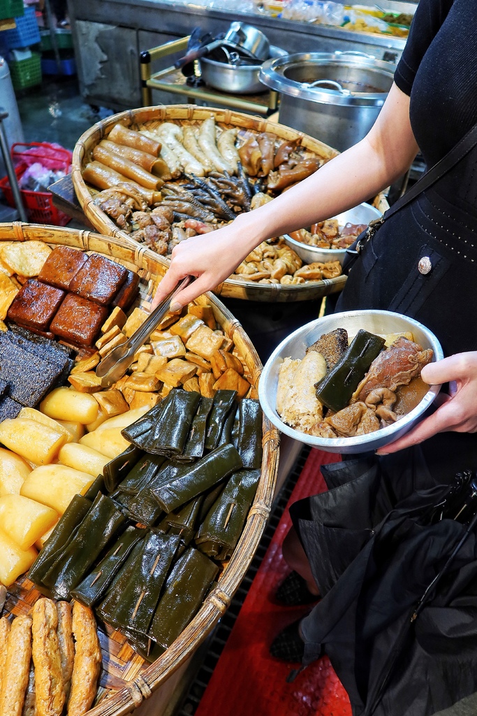 【林口好吃滷味】嘉鹿米滷味，隱身在黃昏市場的林口平價美食，多達30種滷味夾到手軟! @混血珊莎的奇幻旅程