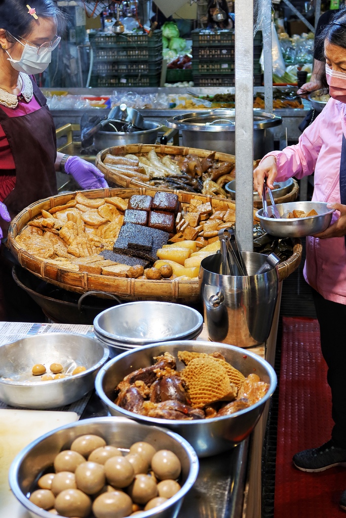 【林口好吃滷味】嘉鹿米滷味，隱身在黃昏市場的林口平價美食，多達30種滷味夾到手軟! @混血珊莎的奇幻旅程