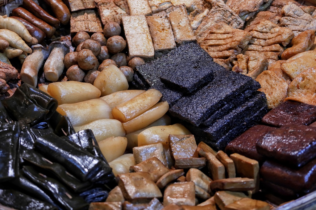 【林口好吃滷味】嘉鹿米滷味，隱身在黃昏市場的林口平價美食，多達30種滷味夾到手軟! @混血珊莎的奇幻旅程