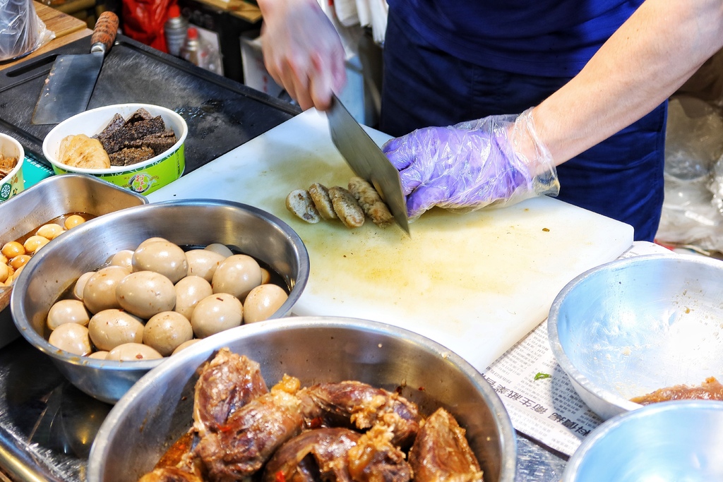 【林口好吃滷味】嘉鹿米滷味，隱身在黃昏市場的林口平價美食，多達30種滷味夾到手軟! @混血珊莎的奇幻旅程