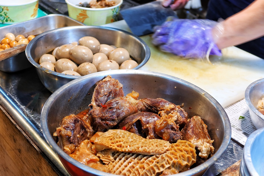 【林口好吃滷味】嘉鹿米滷味，隱身在黃昏市場的林口平價美食，多達30種滷味夾到手軟! @混血珊莎的奇幻旅程