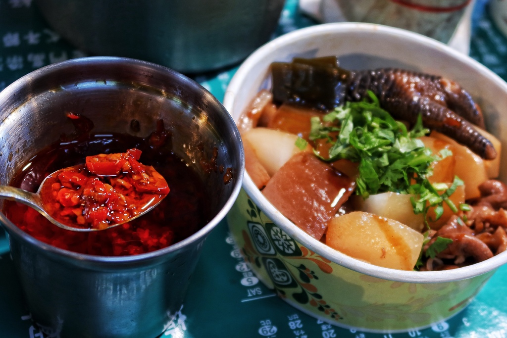 【林口好吃滷味】嘉鹿米滷味，隱身在黃昏市場的林口平價美食，多達30種滷味夾到手軟! @混血珊莎的奇幻旅程