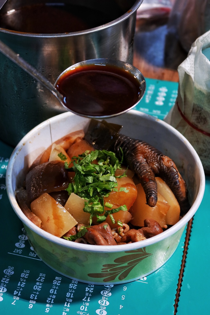 【林口好吃滷味】嘉鹿米滷味，隱身在黃昏市場的林口平價美食，多達30種滷味夾到手軟! @混血珊莎的奇幻旅程