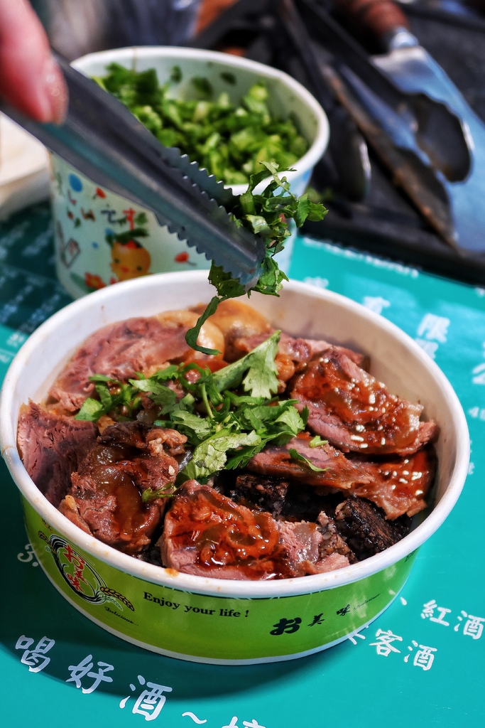 【林口好吃滷味】嘉鹿米滷味，隱身在黃昏市場的林口平價美食，多達30種滷味夾到手軟! @混血珊莎的奇幻旅程