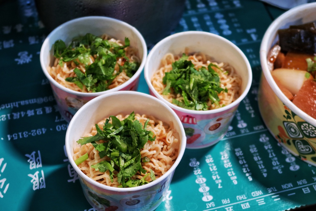 【林口好吃滷味】嘉鹿米滷味，隱身在黃昏市場的林口平價美食，多達30種滷味夾到手軟! @混血珊莎的奇幻旅程