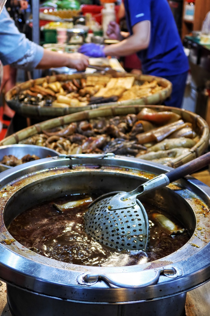 【林口好吃滷味】嘉鹿米滷味，隱身在黃昏市場的林口平價美食，多達30種滷味夾到手軟! @混血珊莎的奇幻旅程