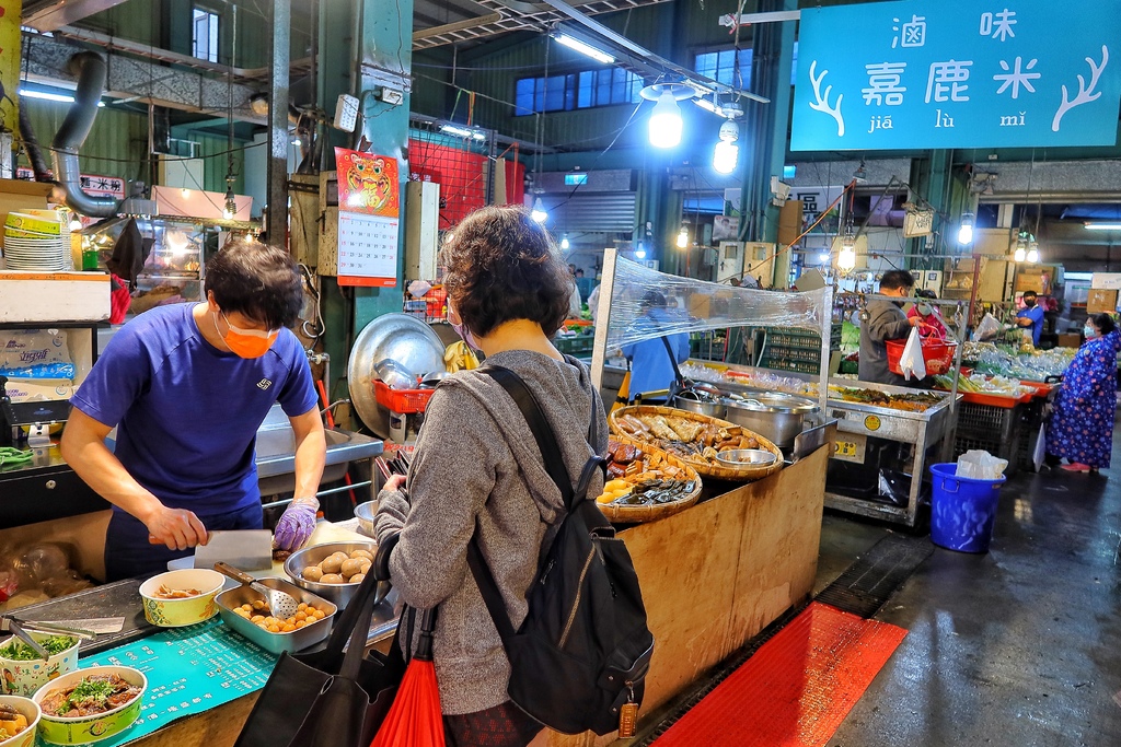 【林口好吃滷味】嘉鹿米滷味，隱身在黃昏市場的林口平價美食，多達30種滷味夾到手軟! @混血珊莎的奇幻旅程