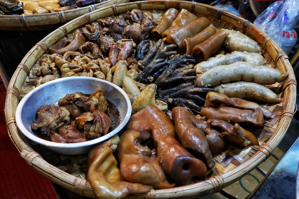 【林口好吃滷味】嘉鹿米滷味，隱身在黃昏市場的林口平價美食，多達30種滷味夾到手軟! @混血珊莎的奇幻旅程