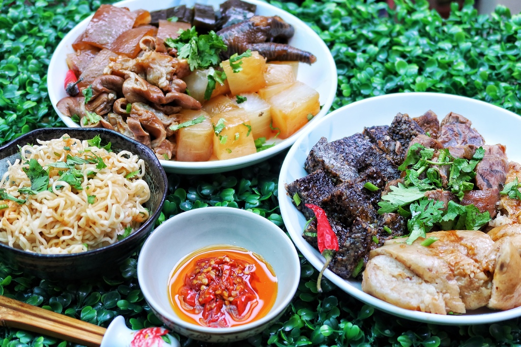 【林口好吃滷味】嘉鹿米滷味，隱身在黃昏市場的林口平價美食，多達30種滷味夾到手軟! @混血珊莎的奇幻旅程