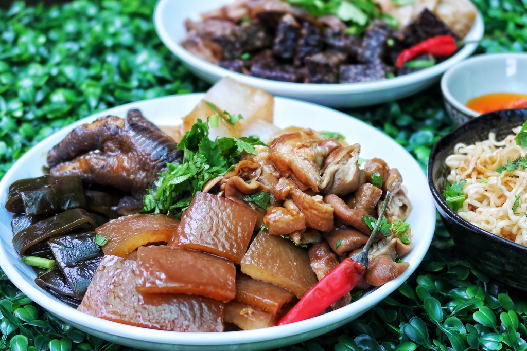 【林口好吃滷味】嘉鹿米滷味，隱身在黃昏市場的林口平價美食，多達30種滷味夾到手軟! @混血珊莎的奇幻旅程
