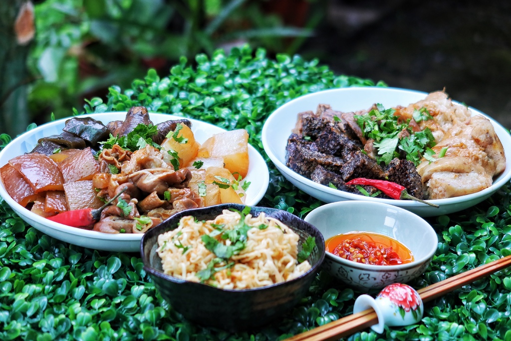 【林口好吃滷味】嘉鹿米滷味，隱身在黃昏市場的林口平價美食，多達30種滷味夾到手軟! @混血珊莎的奇幻旅程