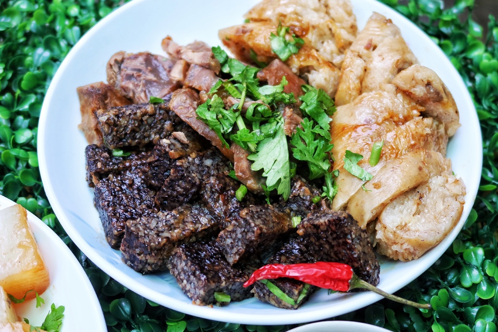 【林口好吃滷味】嘉鹿米滷味，隱身在黃昏市場的林口平價美食，多達30種滷味夾到手軟! @混血珊莎的奇幻旅程