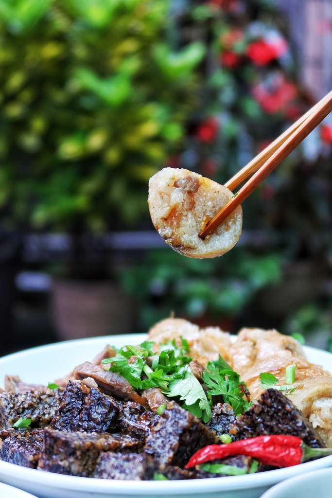 【林口好吃滷味】嘉鹿米滷味，隱身在黃昏市場的林口平價美食，多達30種滷味夾到手軟! @混血珊莎的奇幻旅程