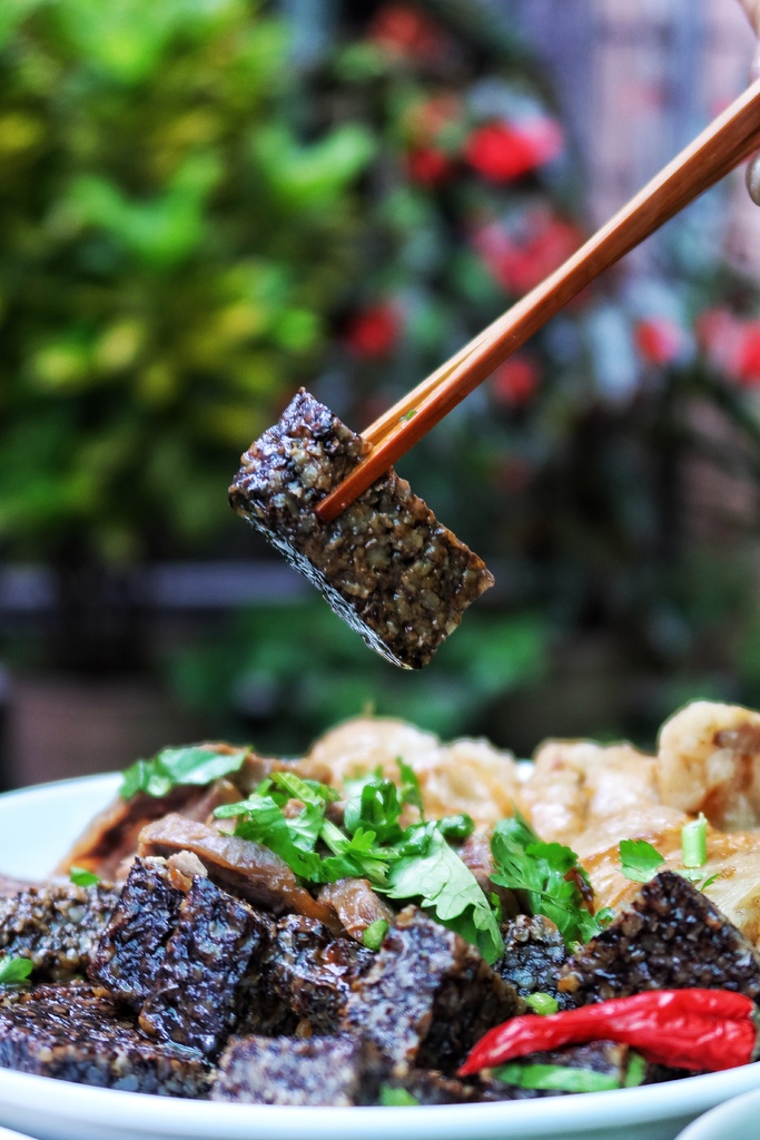 【林口好吃滷味】嘉鹿米滷味，隱身在黃昏市場的林口平價美食，多達30種滷味夾到手軟! @混血珊莎的奇幻旅程