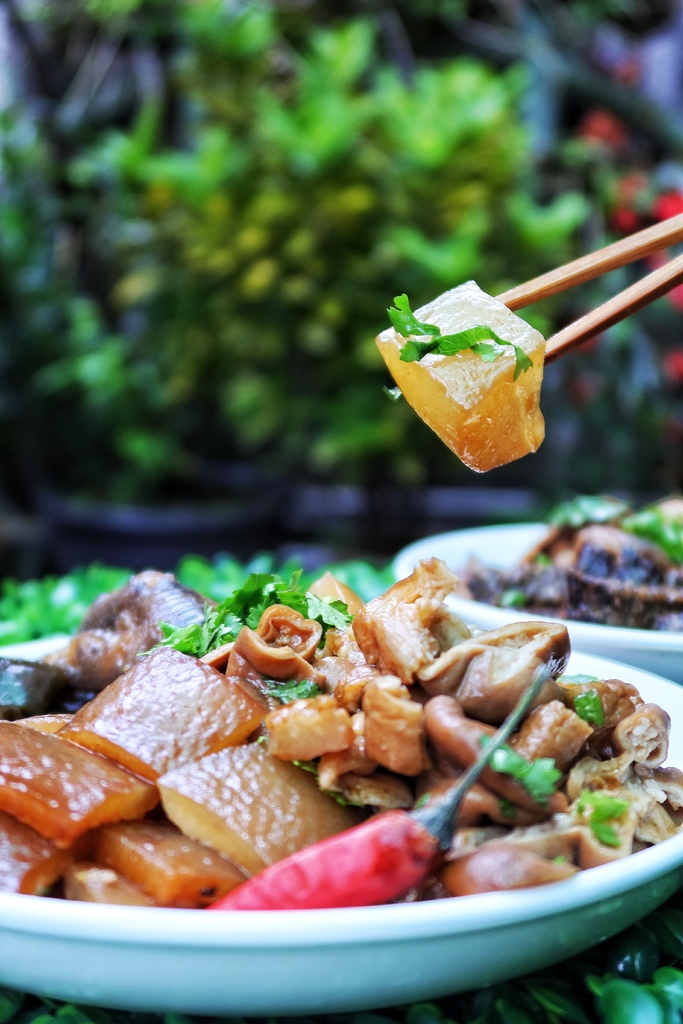 【林口好吃滷味】嘉鹿米滷味，隱身在黃昏市場的林口平價美食，多達30種滷味夾到手軟! @混血珊莎的奇幻旅程