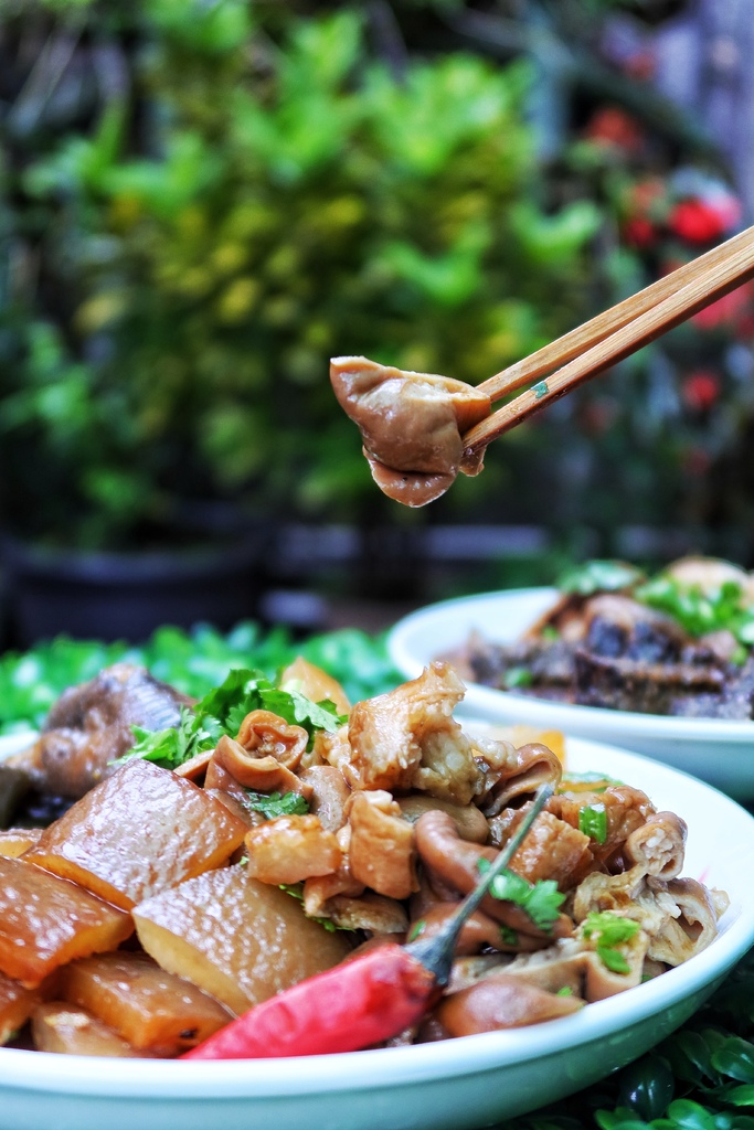 【林口好吃滷味】嘉鹿米滷味，隱身在黃昏市場的林口平價美食，多達30種滷味夾到手軟! @混血珊莎的奇幻旅程