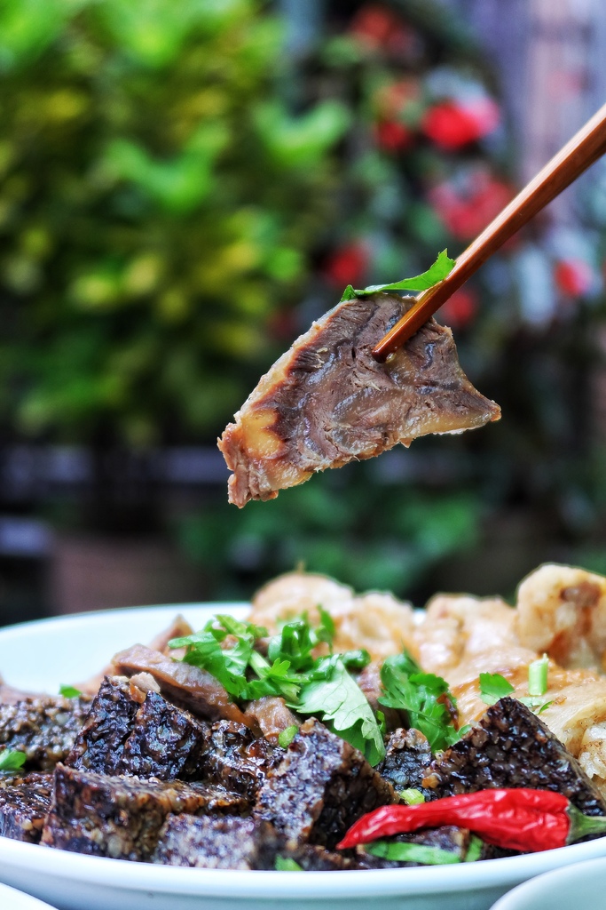 【林口好吃滷味】嘉鹿米滷味，隱身在黃昏市場的林口平價美食，多達30種滷味夾到手軟! @混血珊莎的奇幻旅程
