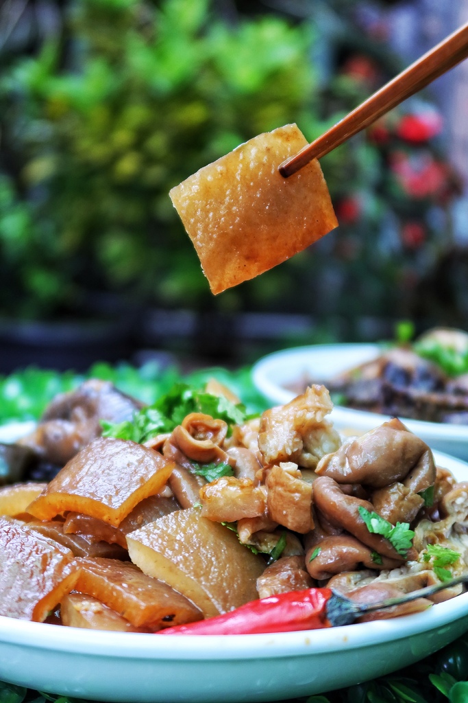 【林口好吃滷味】嘉鹿米滷味，隱身在黃昏市場的林口平價美食，多達30種滷味夾到手軟! @混血珊莎的奇幻旅程