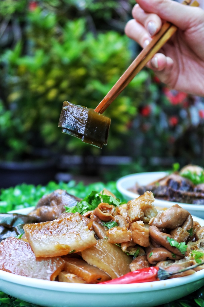 【林口好吃滷味】嘉鹿米滷味，隱身在黃昏市場的林口平價美食，多達30種滷味夾到手軟! @混血珊莎的奇幻旅程
