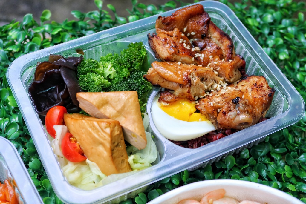 【內湖便當】老公老婆餐盒 內湖店│輕食水煮餐盒 少油少鹽無負擔│必吃招牌蜂蜜雞腿 升級雙主餐更豐盛│內湖外送外帶美食推薦 @混血珊莎的奇幻旅程
