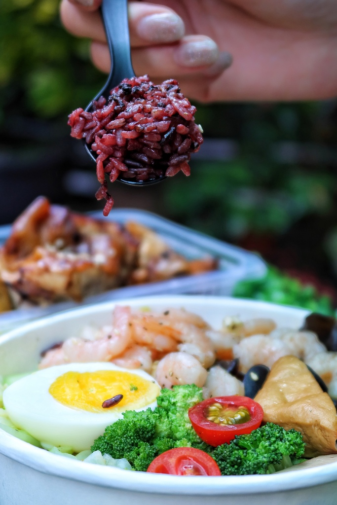 【內湖便當】老公老婆餐盒 內湖店│輕食水煮餐盒 少油少鹽無負擔│必吃招牌蜂蜜雞腿 升級雙主餐更豐盛│內湖外送外帶美食推薦 @混血珊莎的奇幻旅程