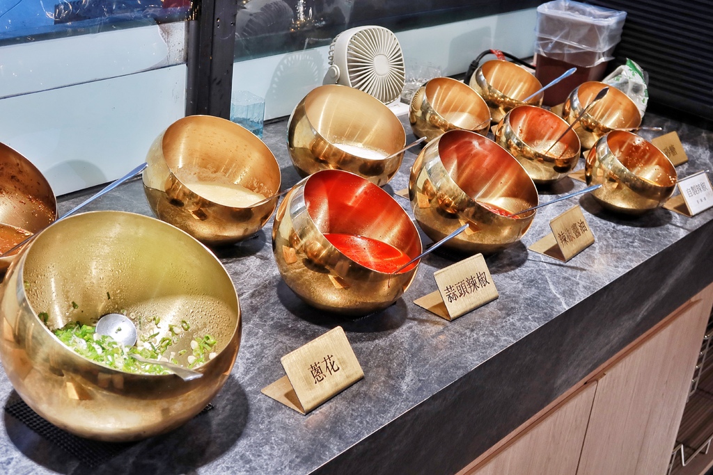 【中原夜市美食】上官木桶鍋中壢，麻辣牛奶鍋香辣過癮，獨家海陸套餐，雙重享受大滿足! @混血珊莎的奇幻旅程