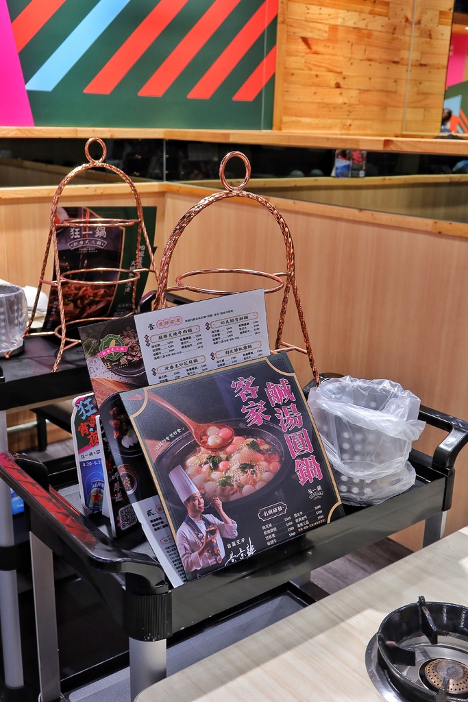 【三重火鍋】狂一鍋三重重新店│火鍋第一品牌樂多多集團 旗下排隊宵夜名店│結合台灣小吃的創意火鍋 宵夜吃火鍋還送肉!!│新北三重火鍋推薦 @混血珊莎的奇幻旅程
