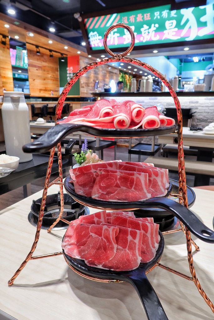 【三重火鍋】狂一鍋三重重新店│火鍋第一品牌樂多多集團 旗下排隊宵夜名店│結合台灣小吃的創意火鍋 宵夜吃火鍋還送肉!!│新北三重火鍋推薦 @混血珊莎的奇幻旅程