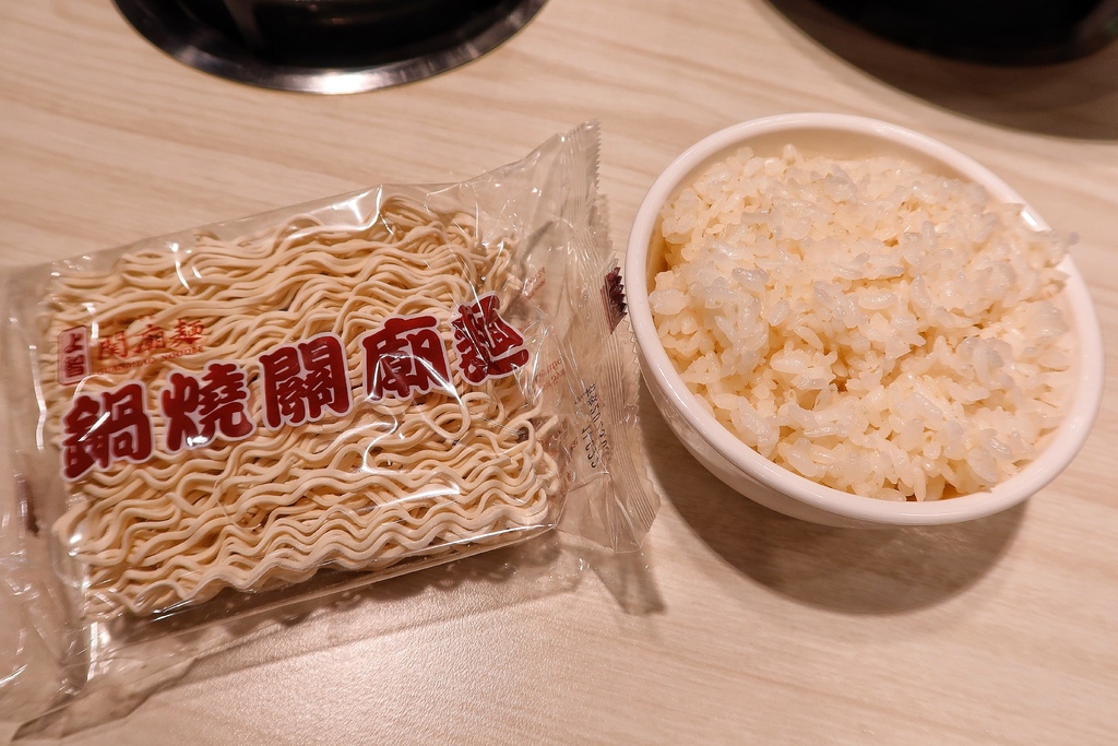 【三重火鍋】狂一鍋三重重新店│火鍋第一品牌樂多多集團 旗下排隊宵夜名店│結合台灣小吃的創意火鍋 宵夜吃火鍋還送肉!!│新北三重火鍋推薦 @混血珊莎的奇幻旅程