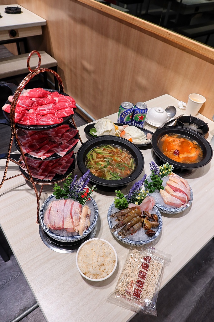 【三重火鍋】狂一鍋三重重新店│火鍋第一品牌樂多多集團 旗下排隊宵夜名店│結合台灣小吃的創意火鍋 宵夜吃火鍋還送肉!!│新北三重火鍋推薦 @混血珊莎的奇幻旅程