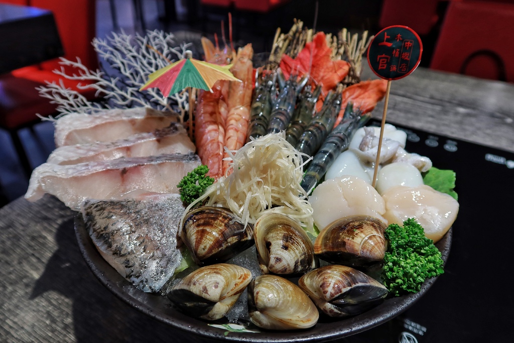 【中原夜市美食】上官木桶鍋中壢，麻辣牛奶鍋香辣過癮，獨家海陸套餐，雙重享受大滿足! @混血珊莎的奇幻旅程