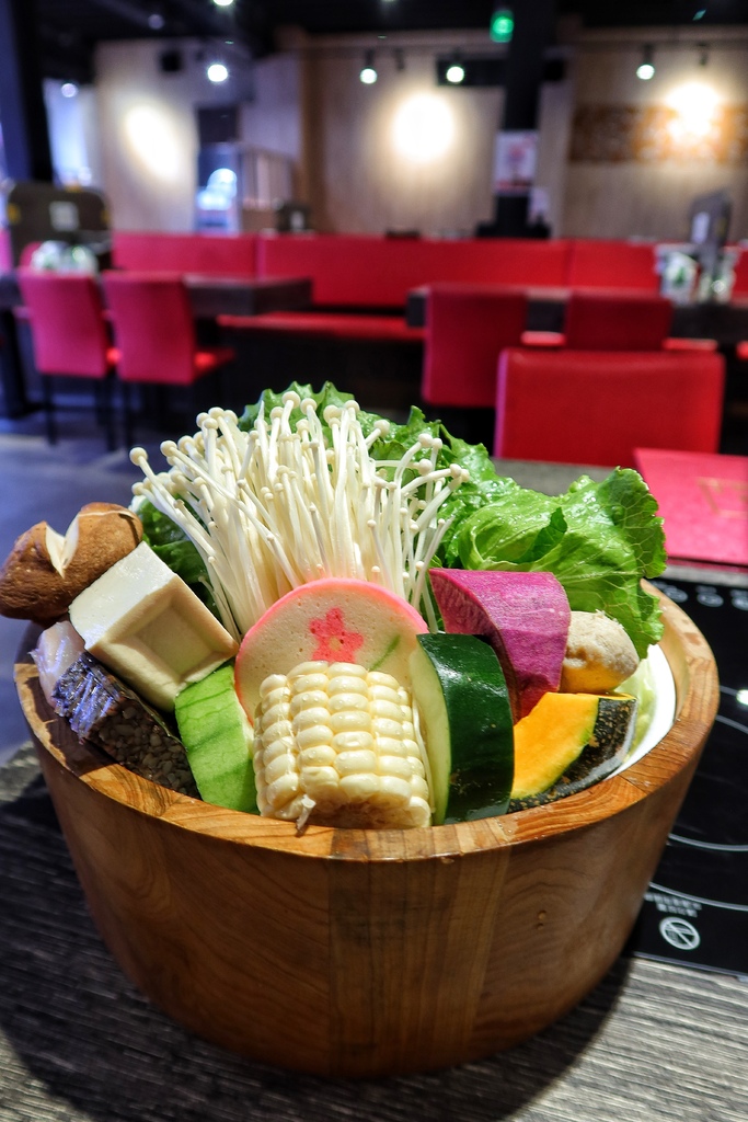 【中原夜市美食】上官木桶鍋中壢，麻辣牛奶鍋香辣過癮，獨家海陸套餐，雙重享受大滿足! @混血珊莎的奇幻旅程